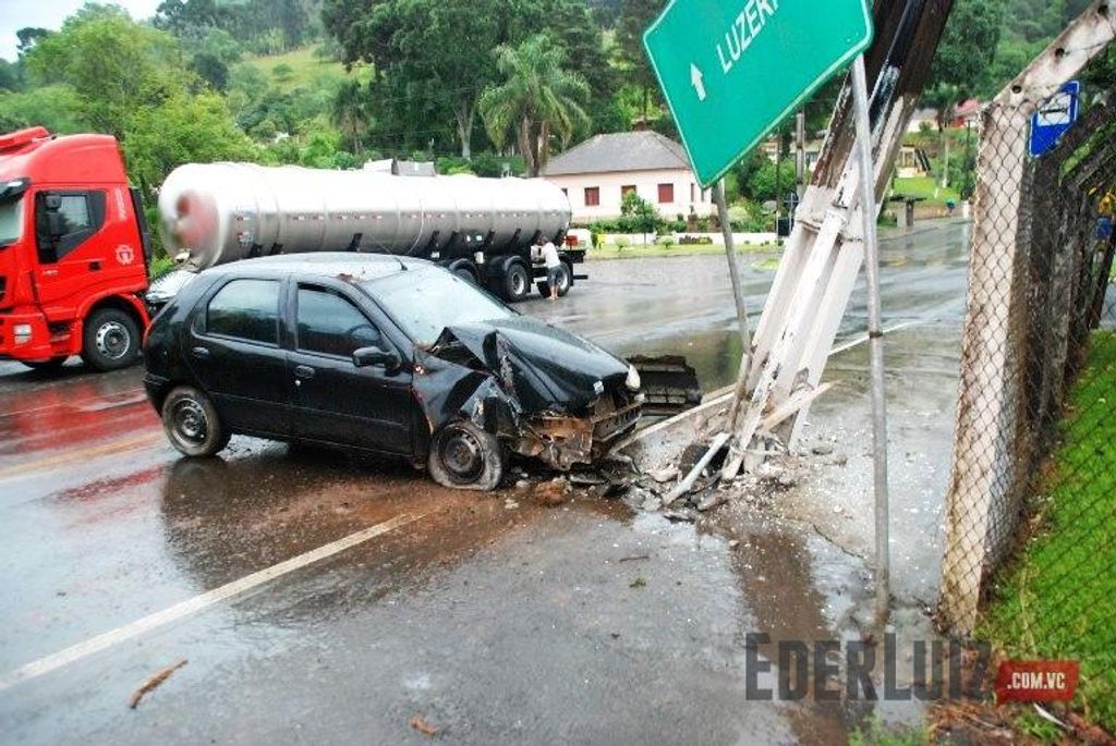 Mais uma batida em poste na Caetano Branco