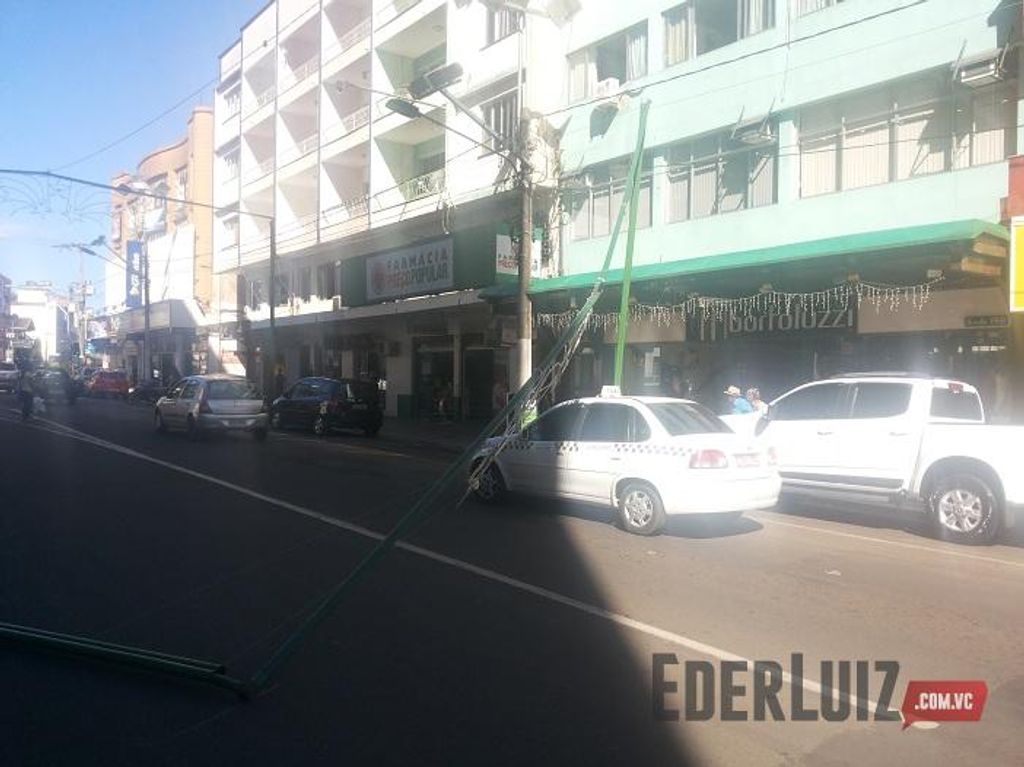 Carro forte derruba estrutura de Natal na XV de Novembro