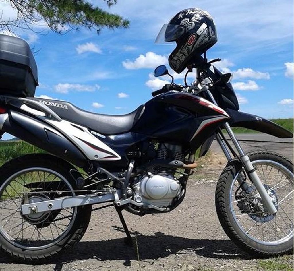 Proprietários em busca de informações sobre motocicleta furtada