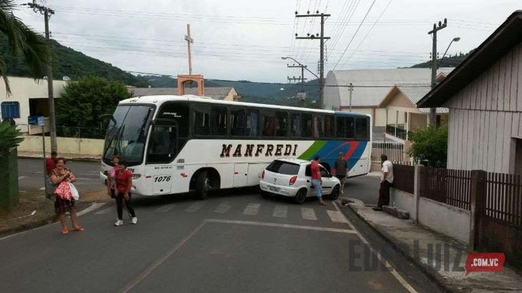 Ônibus atinge veículo em Herval