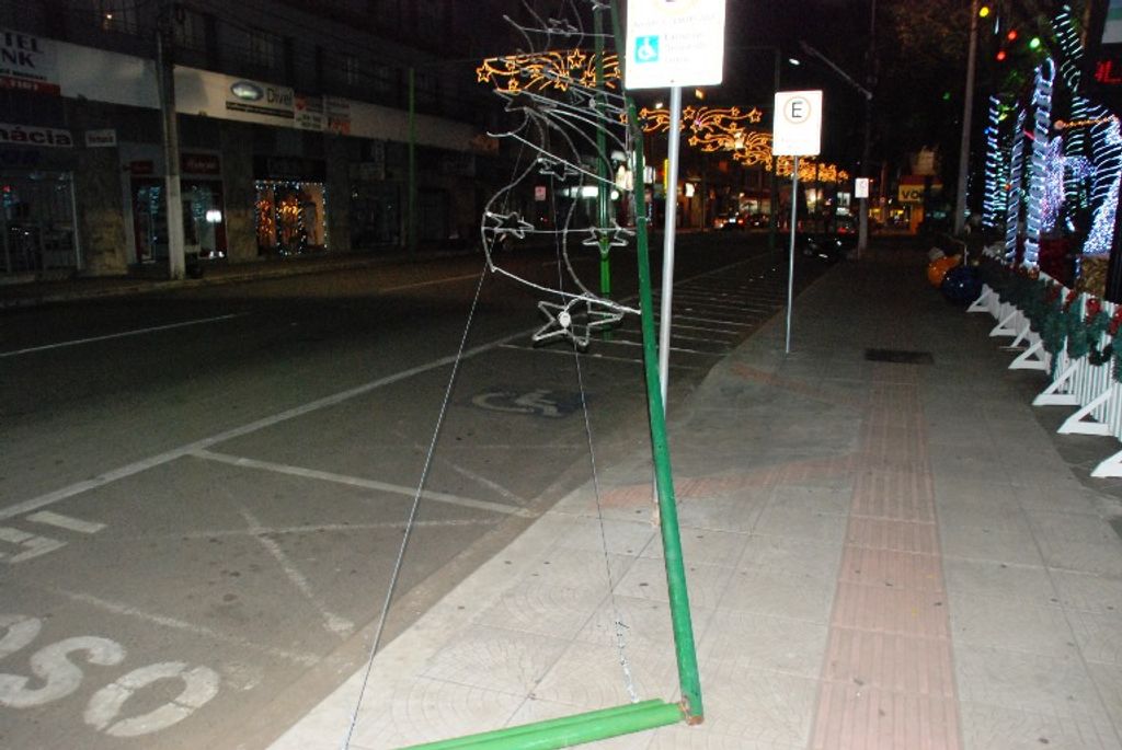 Mais um portal da decoração natalina é derrubado no Centro