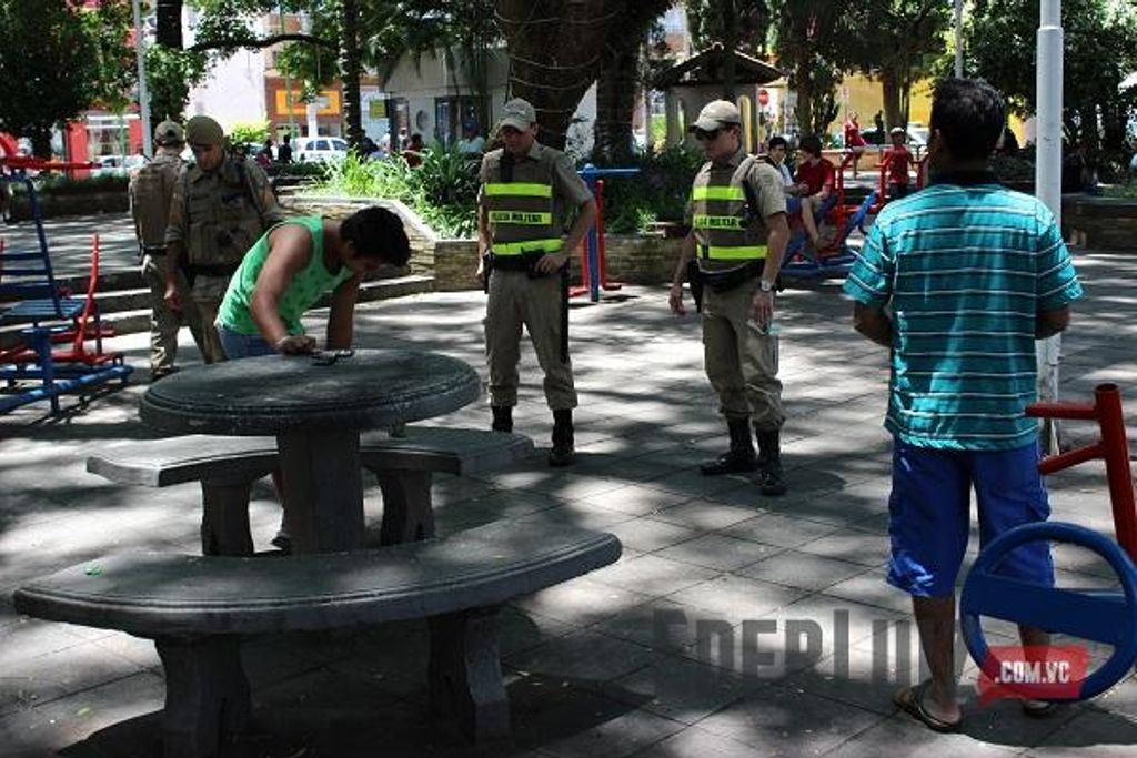 Jovem de Bangladesh é flagrado consumindo drogas na Praça Adolfo Konder