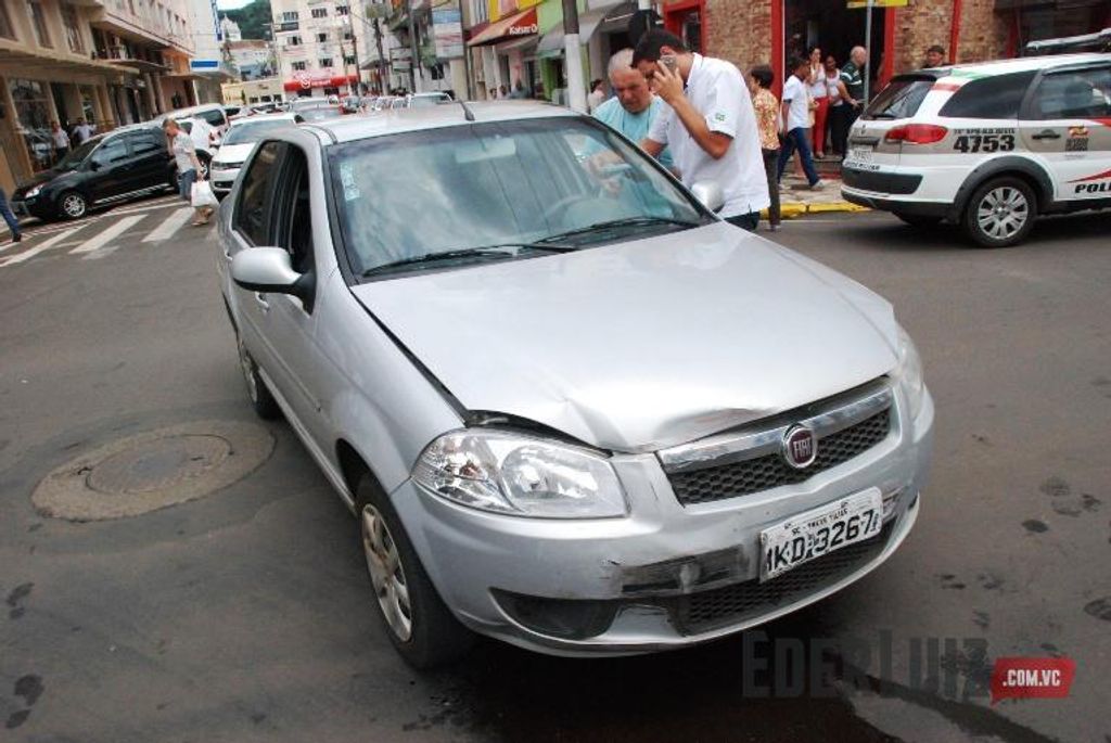 Carro capota na Francisco Lindner e deixa uma pessoa ferida
