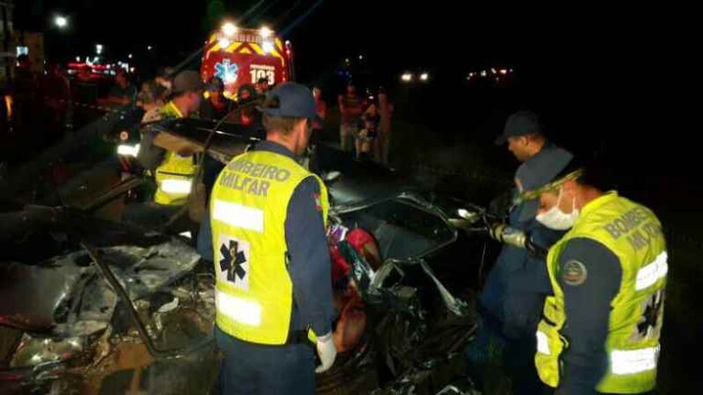 Acidente entre carro e caminhão mata uma pessoa na BR-282