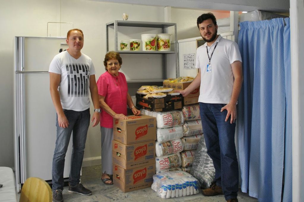 Carboni e parceiros entregam 1,2 toneladas de alimentos para entidades