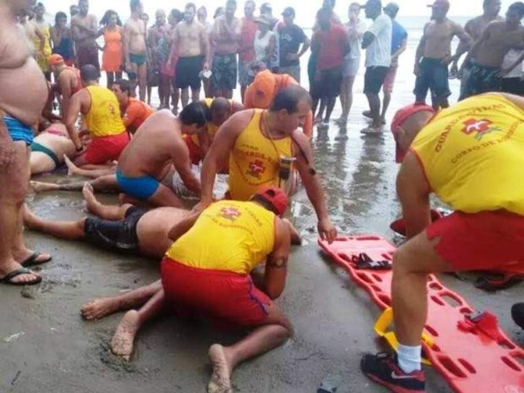 Cinco banhistas morrem ao serem atingidos por raio no litoral de SP