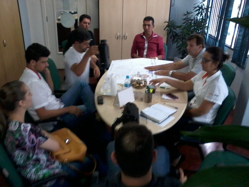 Liesjho e representantes da imprensa definem local de trabalho na avenida do samba em 2015
