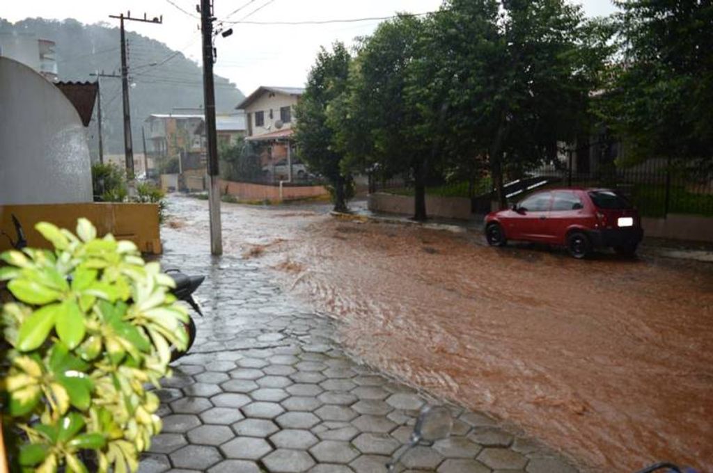 Moradores prometem trancar rua para que obras sejam realizadas