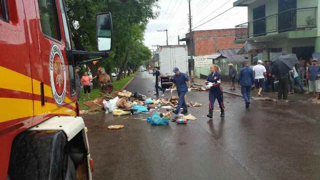 Caminhão bate em carroça puxada por cavalo e uma pessoa morre no Oeste