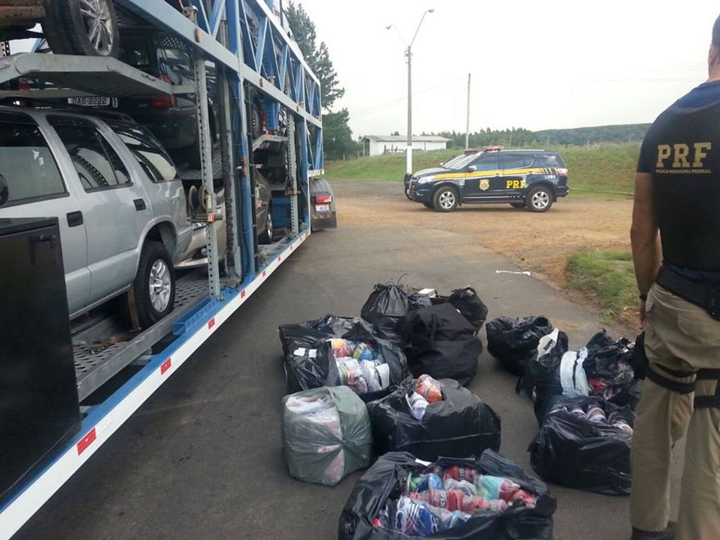 PRF apreende roupas falsificadas em automóveis que estavam em caminhão cegonha