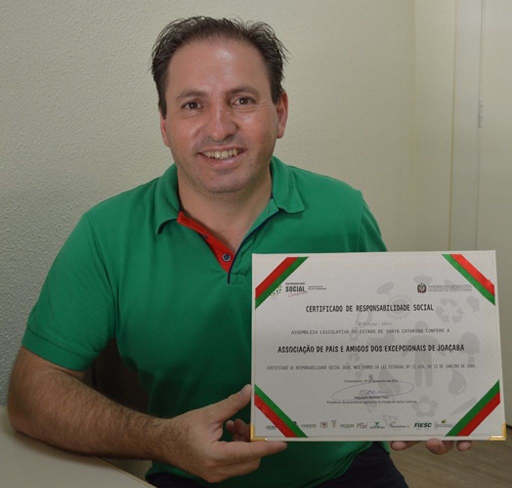 Apae de Joaçaba recebe Certificado de Responsabilidade Social 2014 da Alesc