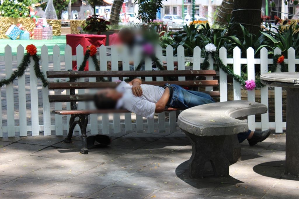 População reclama da permanência de pessoas bebendo na Praça Adolfo Konder