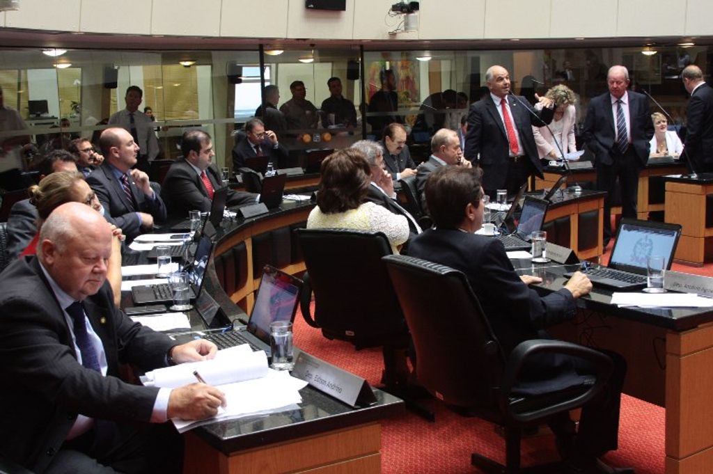 Salários de deputados, ministros do STF e presidente sofrem reajuste generoso
