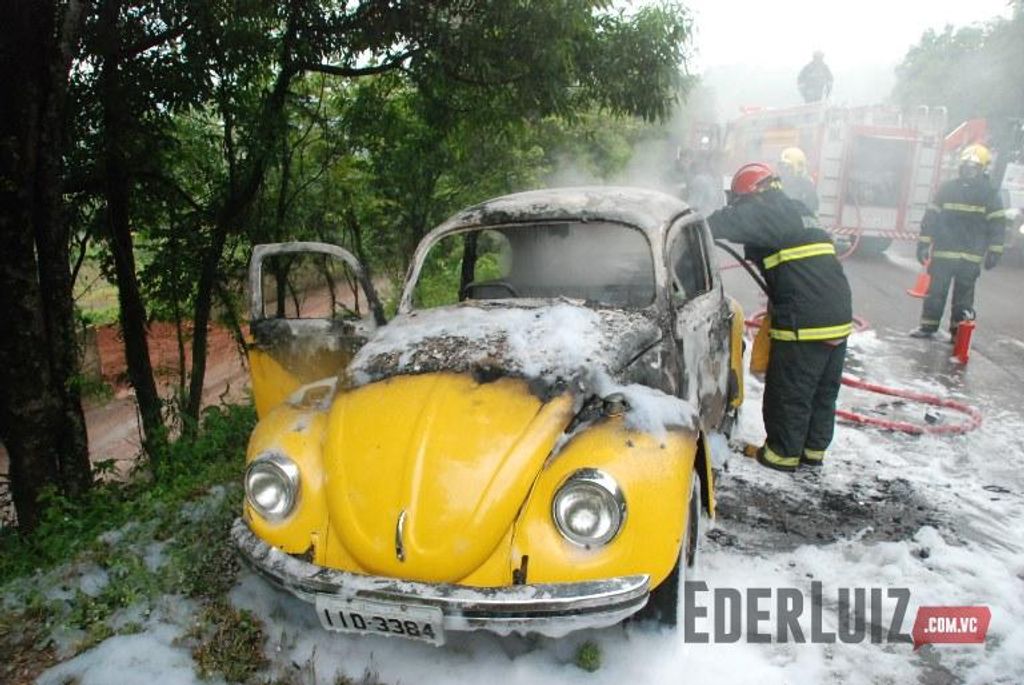 Fusca pega fogo na BR-282 em Joaçaba