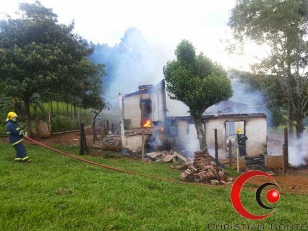 Incêndio destrói casa em Erval Velho