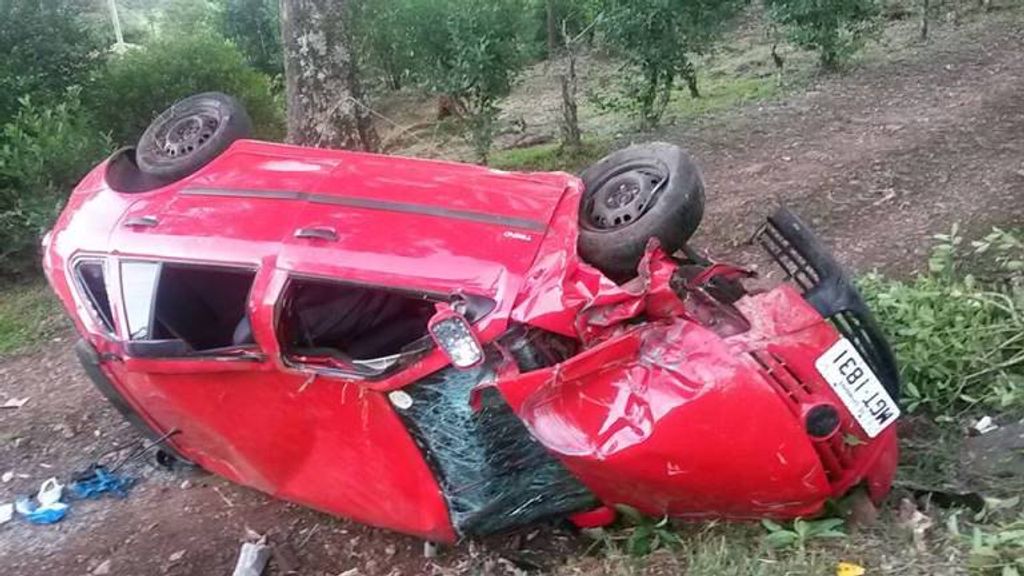 Mais um acidente registrado em que carro bate em poste