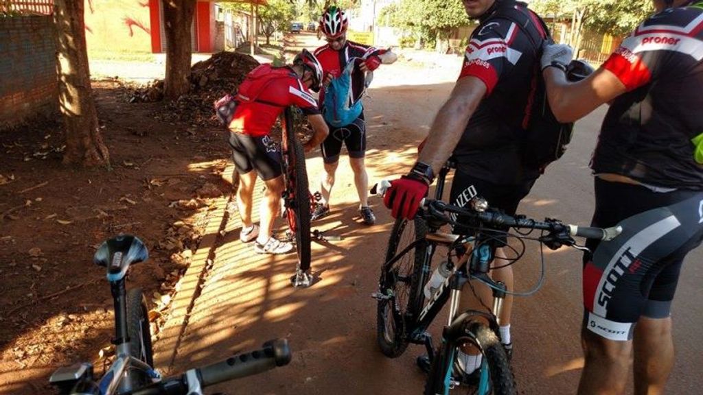 Aventureiros de Joaçaba atravessam o Paraguai de bicicleta