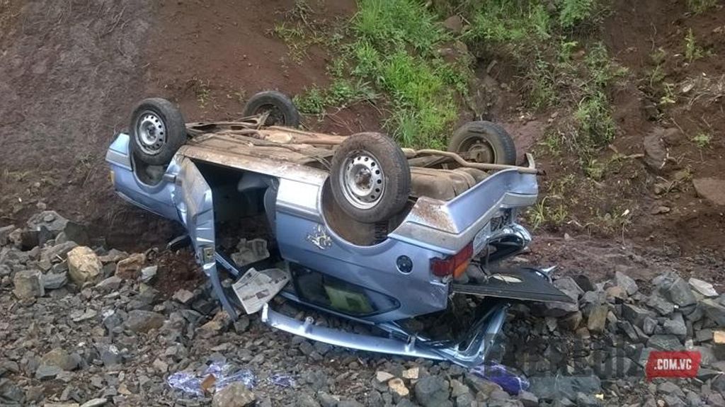 Caminhão caçamba joga veículo para fora da pista no trevo da BR-282
