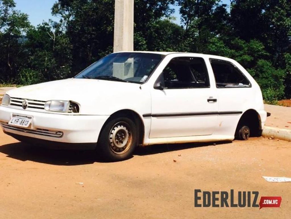 Carro que estava abandonado no Brisas do Vale é incendiado