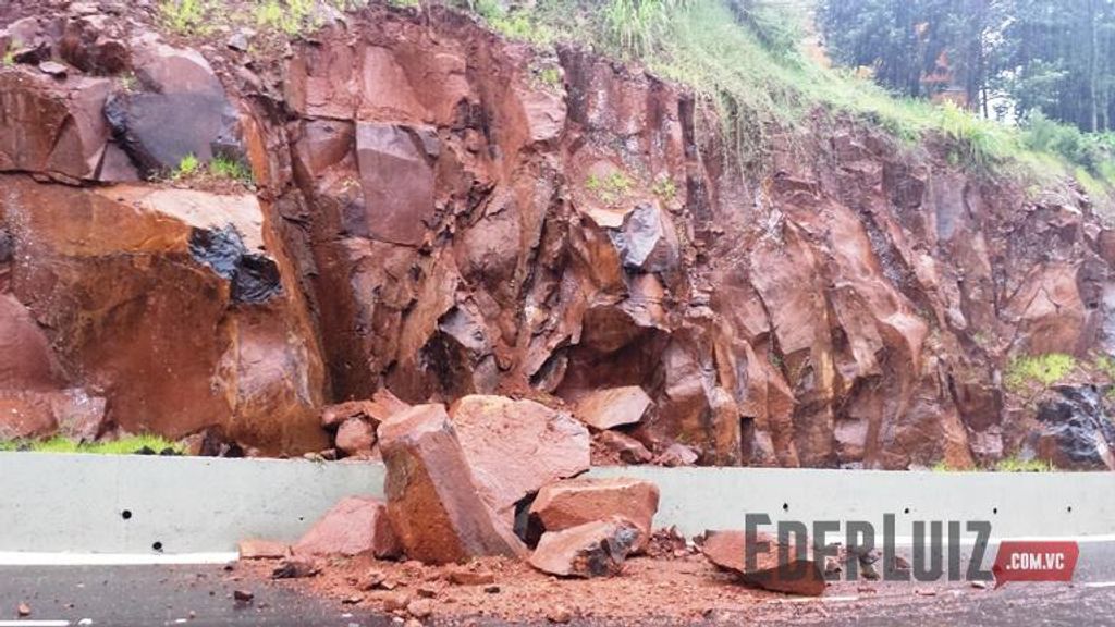 Pedras se desprendem de barranco e interditam parte de pista do Acesso Adolfo Zigelli