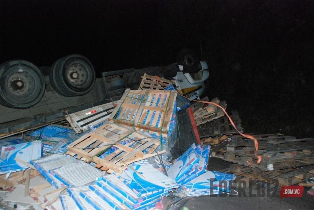 Motorista tomba caminhão na BR-282 em Herval e evita nova tragédia no local