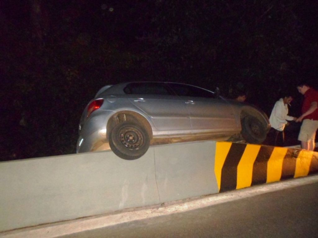 Motorista bêbado sobe com carro em mureta do acesso Adolfo Zigelli