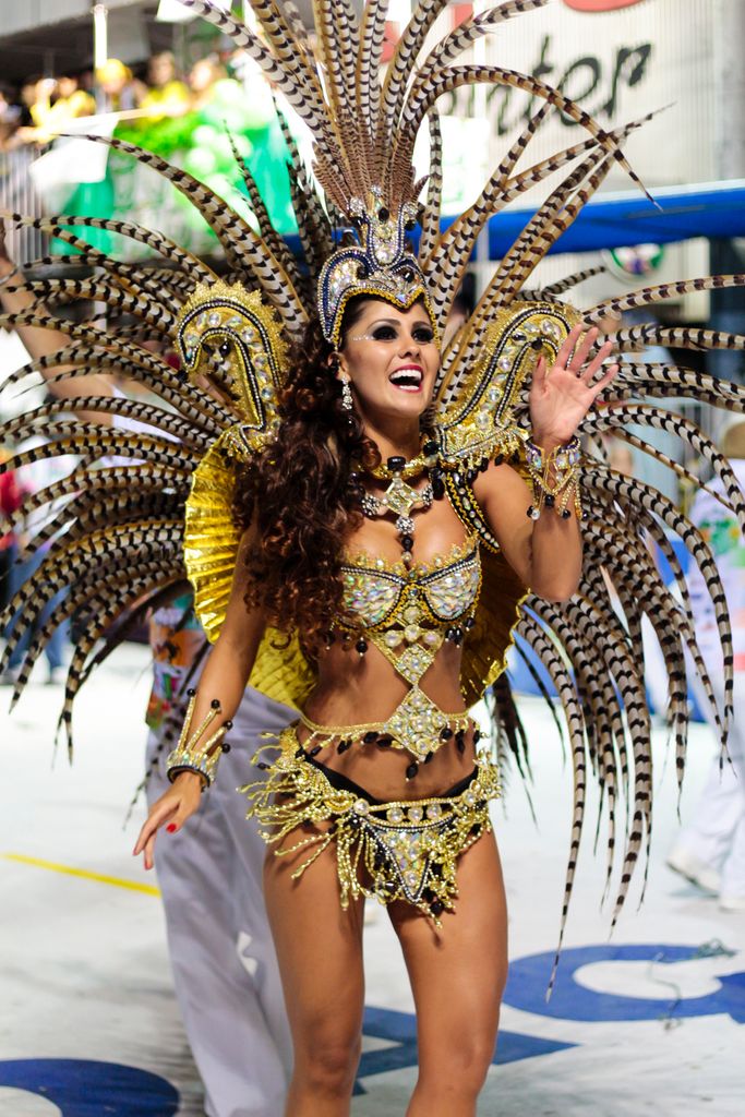 Thainara Latenik à frente da bateria da Aliança em 2015