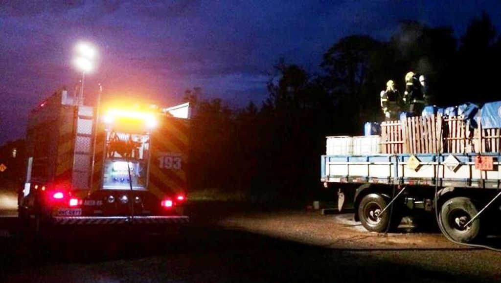 Bombeiros controlam incêndio em carreta com carga altamente perigosa