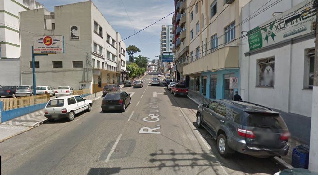 Homens armados assaltam médico e roubam veículo no Centro de Joaçaba