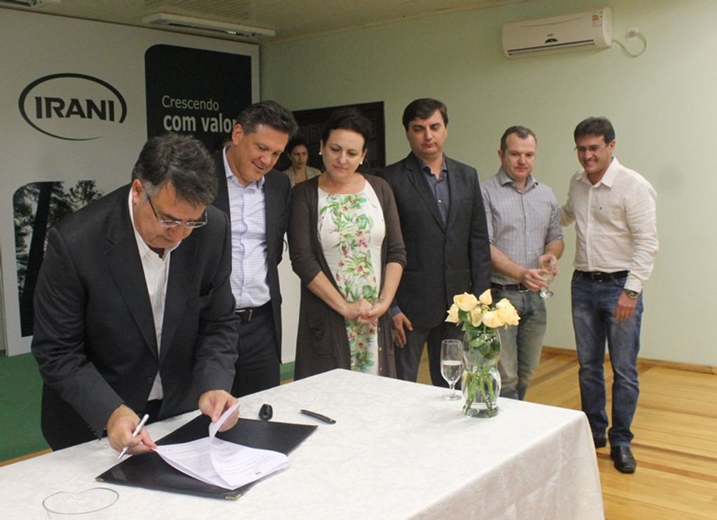 Governador assina protocolo de intenções para revitalizar acesso a Celulose Irani