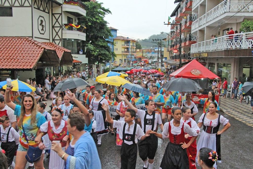 Mais de 10 mil pessoas participam do Kerb de Piratuba