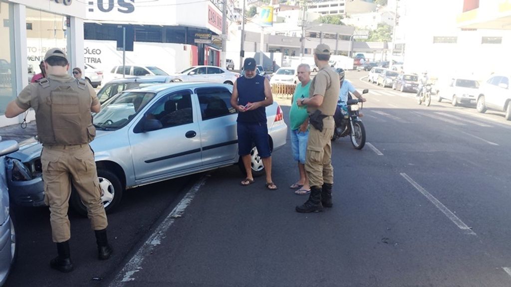Acidente no Centro de Joaçaba envolve três veículos
