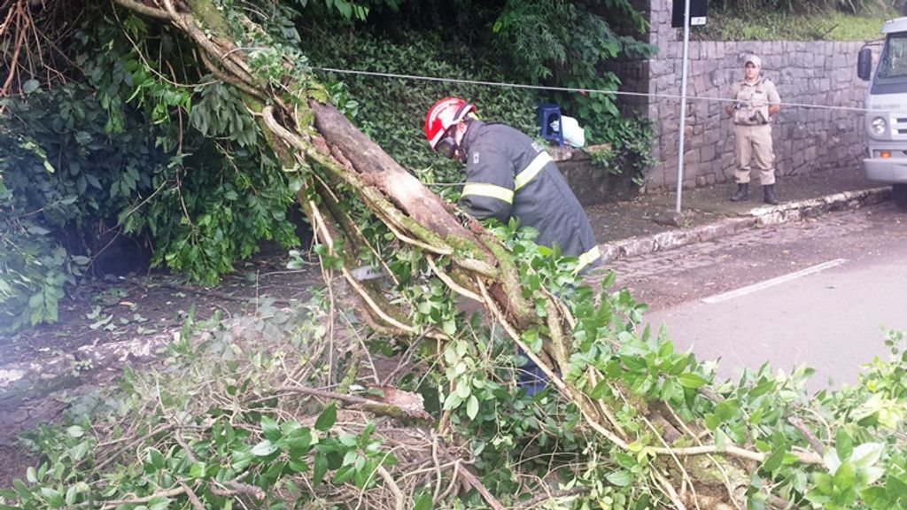 Bombeiro se aposenta após 27 anos de missão