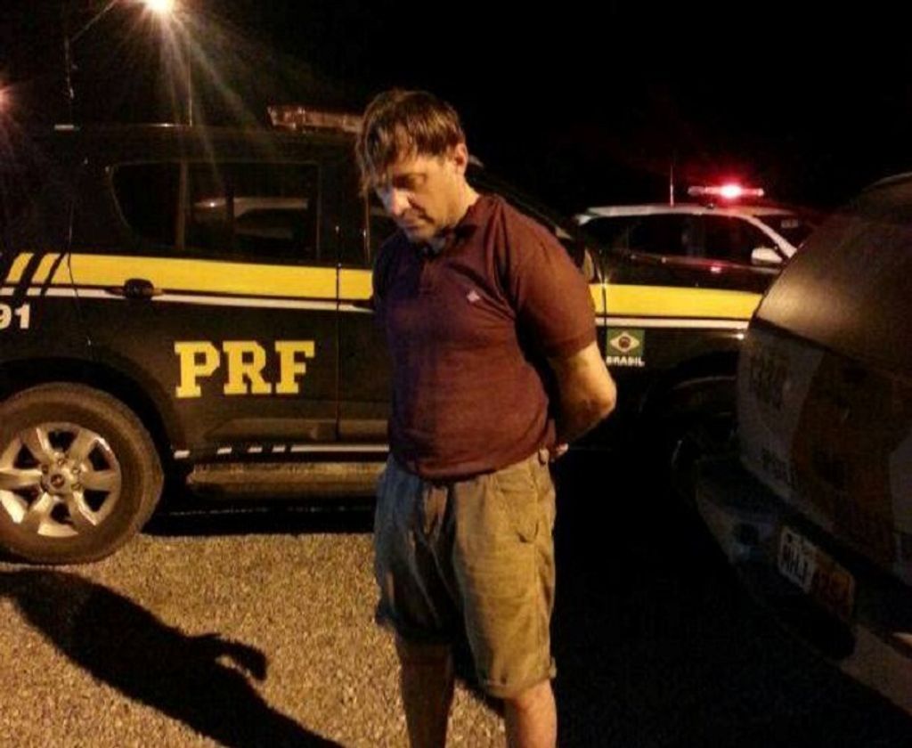 Suspeito de debochar da polícia em vídeo selfie é preso após furar barreira