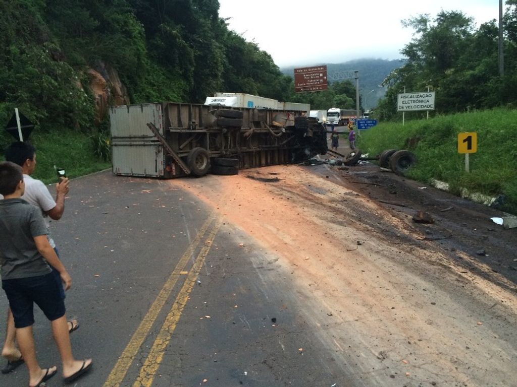 Motorista que se jogou de caminhão em acidente morre em Joaçaba