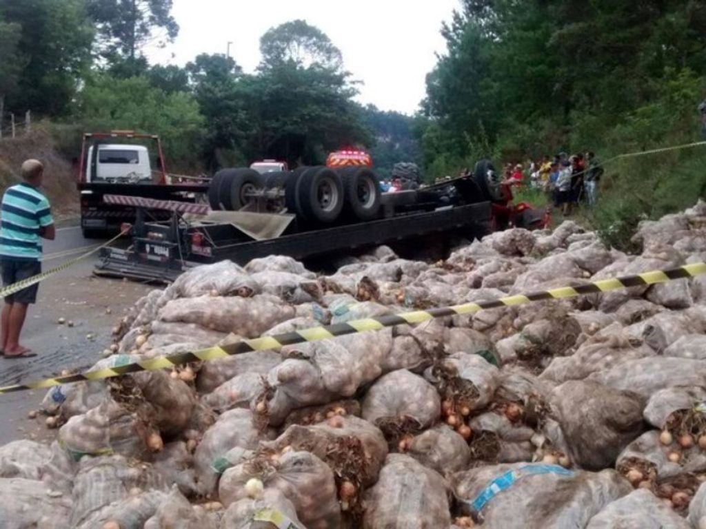 Caminhão carregado de cebolas tomba e três pessoas morrem