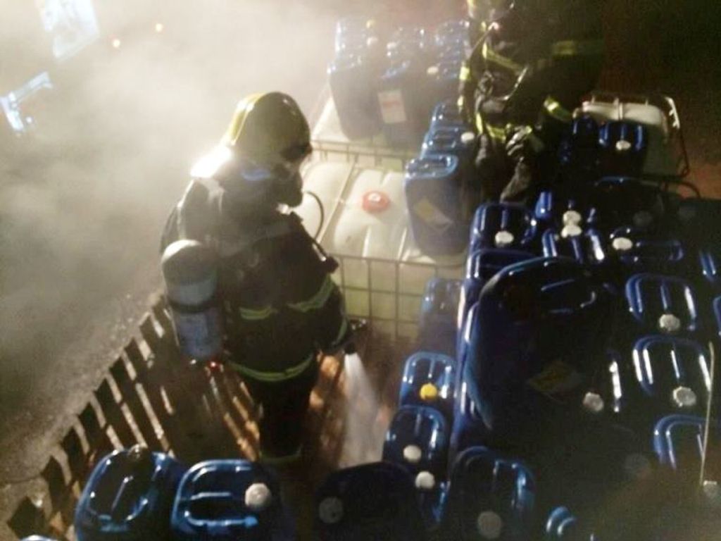 Bombeiros controlam incêndio em carreta com carga altamente perigosa
