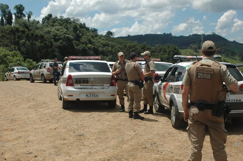 Polícia de toda a região auxilia na reintegração de posse em estrada bloqueada em Vargem