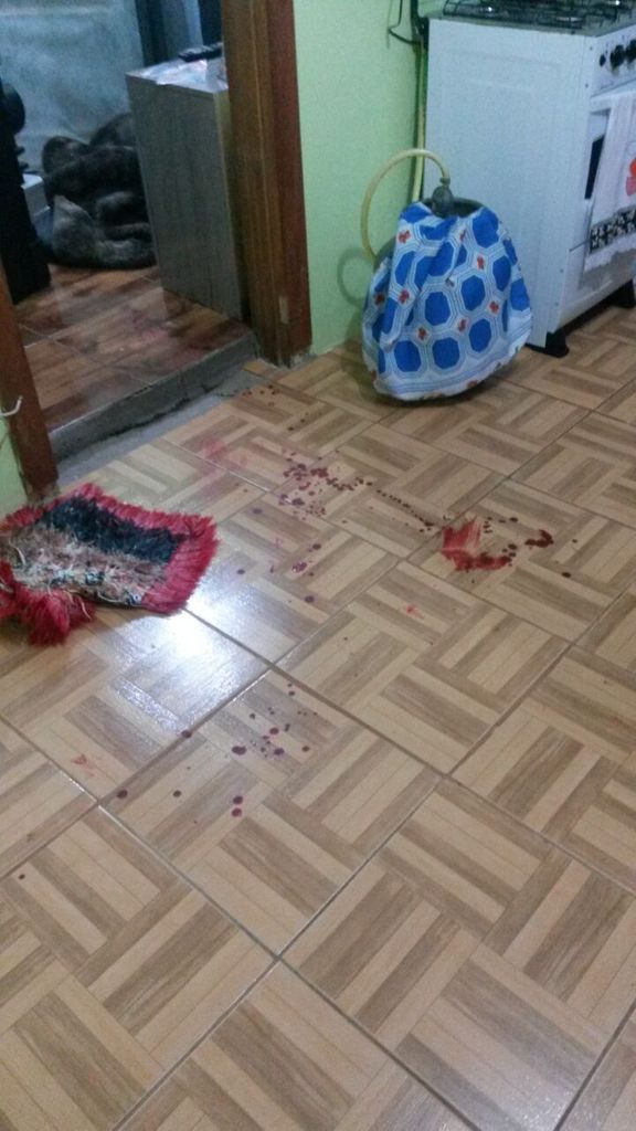 Homens encapuzados invadem casa e disparam contra jovem de 20 anos