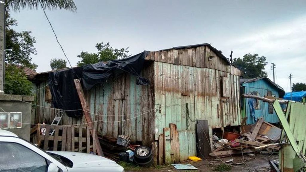 Vendaval destelha várias casas em Irani