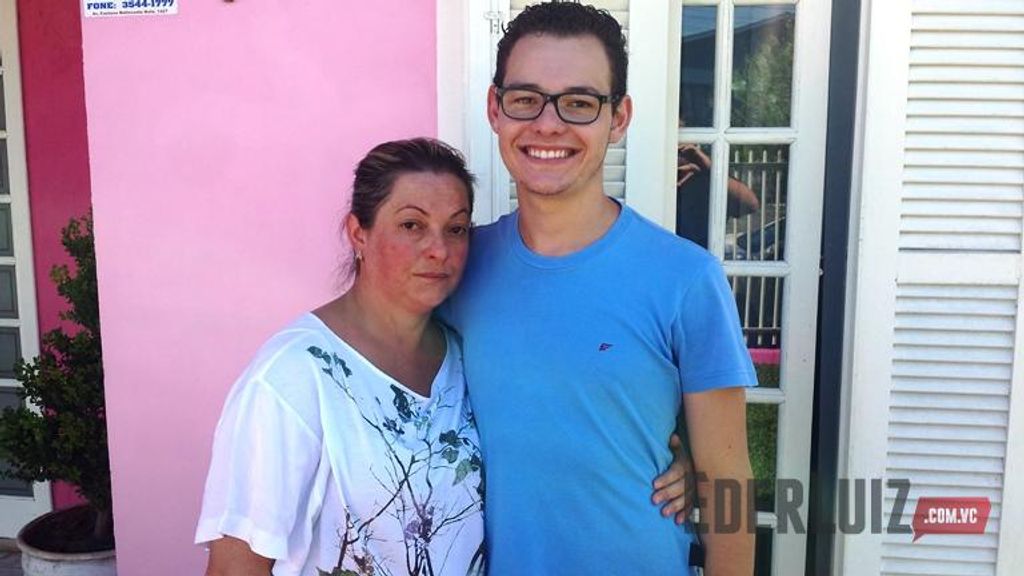 Emoção – Jovem que virou herói concede entrevista ao lado da mãe