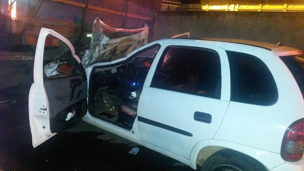 Carro bate violentamente contra traseira de caminhão e dois sofrem ferimentos graves