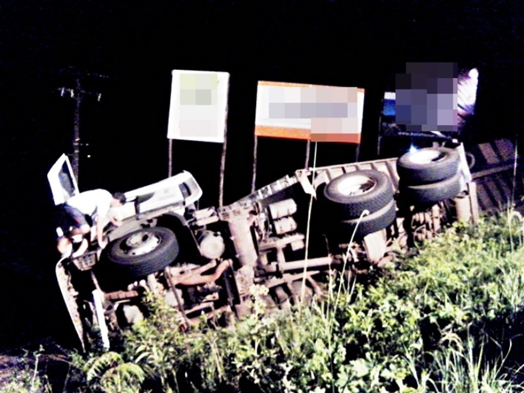Carreta de Ibicaré tomba em Fraiburgo e motorista desaparece