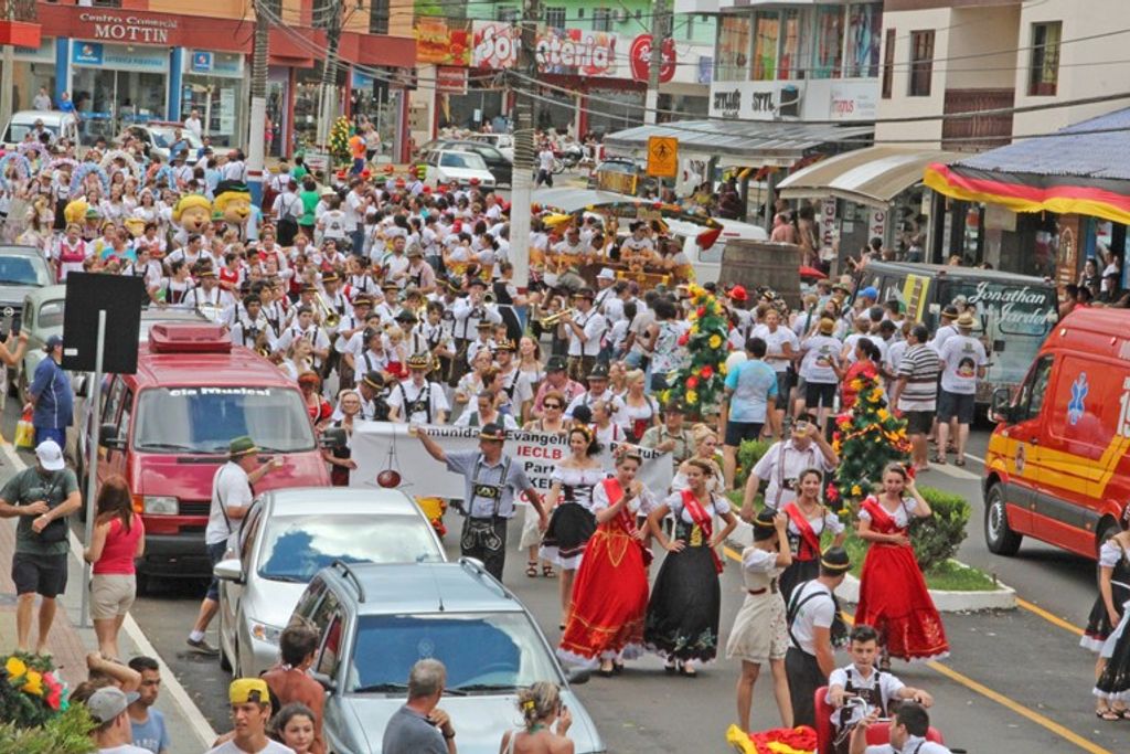 Desfile das Origens é realizado durante o Kerb de Piratuba
