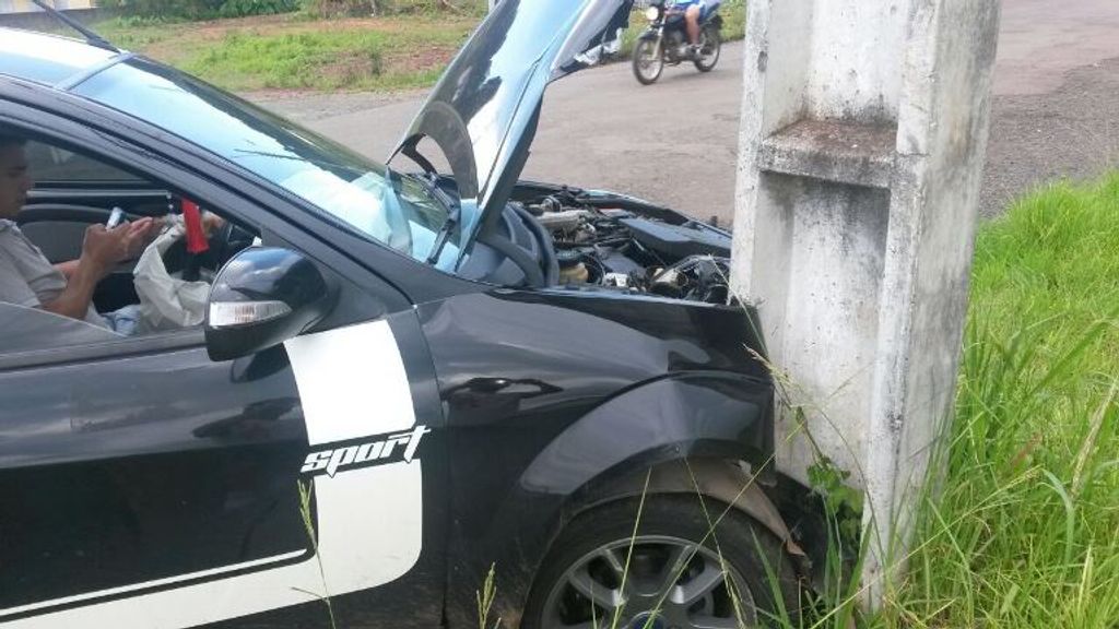 Carro bate contra poste em Joaçaba