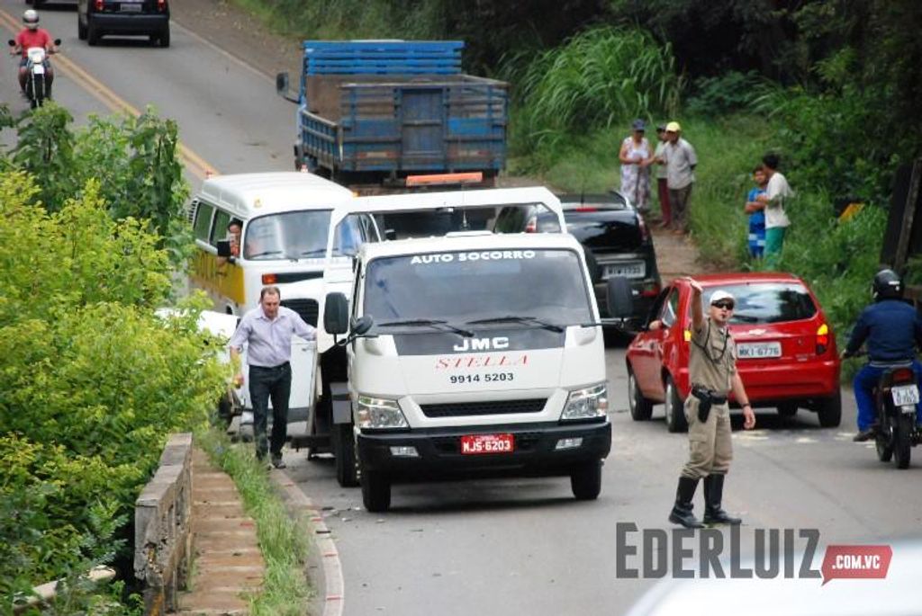 Carro pega fogo após bater em mureta e quase despencar de ponte