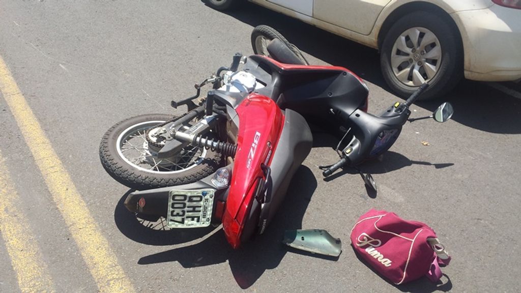 Acidente em frente a emergência do Hust deixa mulher ferida