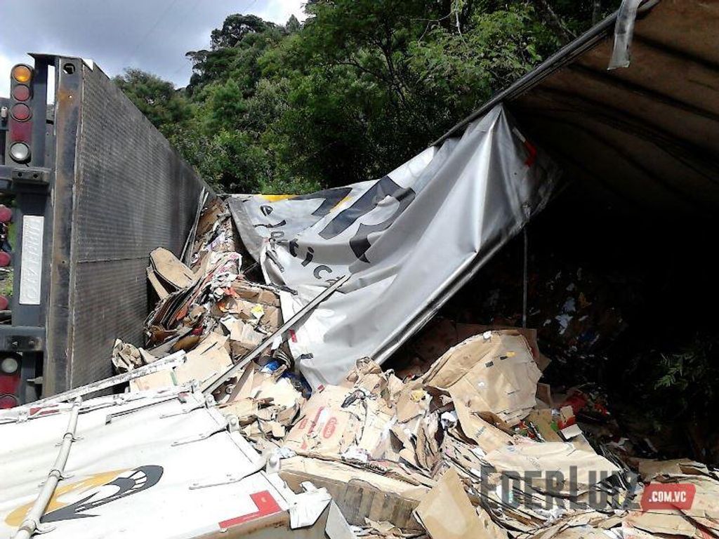 Carreta de Treze Tílias tomba na BR-470 e motorista morre