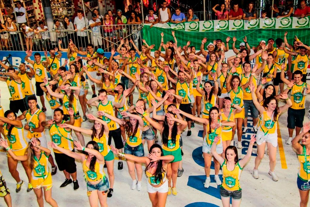 Hoje tem desfile de blocos na Avenida XV de Novembro