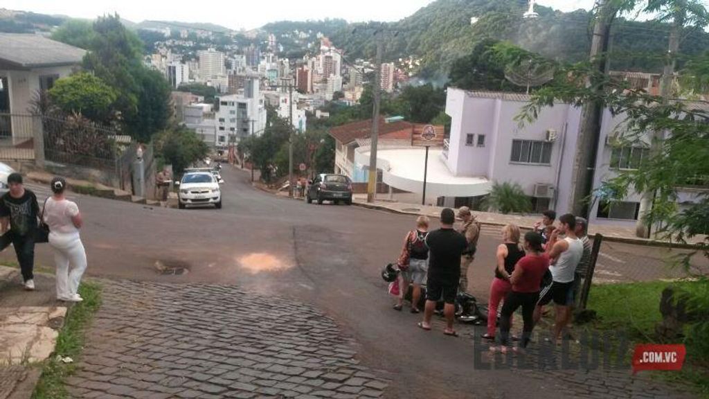 Carreta e Civic batem na BR-282 e motorista sofre ferimentos graves